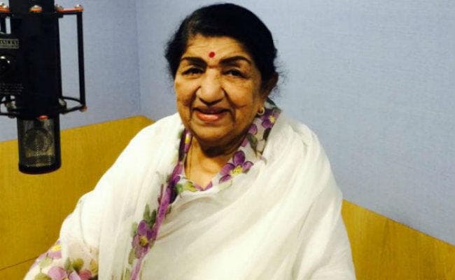 पैसों की कमी को पूरा करने के लिए लता मंगेशकर को करना पड़ा था ये काम, जानें 10 बातें