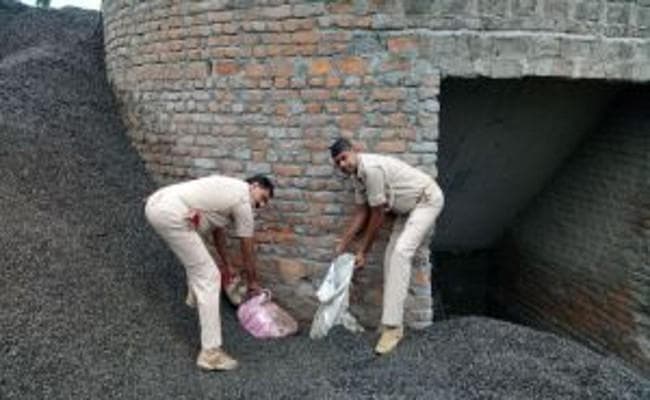 पाकुड़ के कांग्रेस नेता की कंपनी में सर्च ऑपरेशन, विस्फोटकों का जखीरा बरामद, कार्रवाई से क्रशर मालिकों में हड़कंप