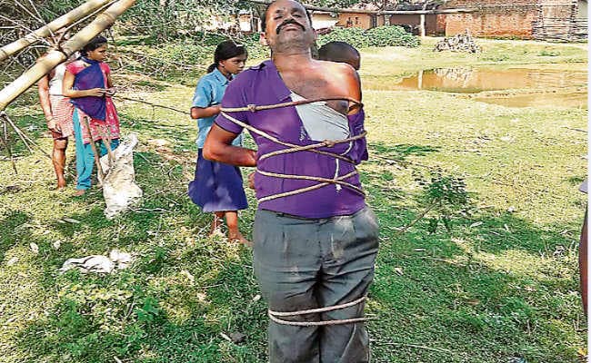 मोहनपुर : हत्या के आरोपी को पीटा, पुलिस को खदेड़ा