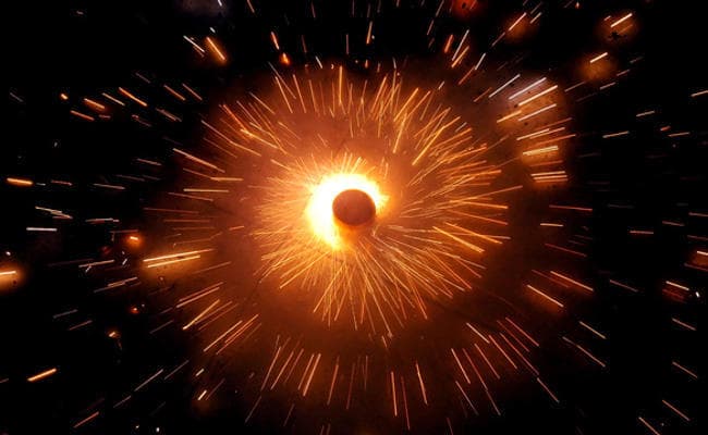 दुर्घटना को आमंत्रण देते हैं अनार और चकरी, ऐसा बिल्कुल न करें