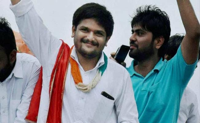 गुजरात चुनाव : कांग्रेस के साथ क्यों संभल-संभल कर ''खेल'' रहे हैं हार्दिक पटेल?