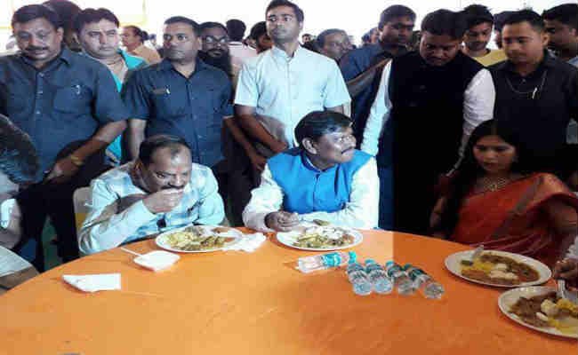 जमशेदपुर : पूर्व सीएम अर्जुन मुंडा ने की काली पूजा, महाप्रसाद के लिए पहुंचे सीएम रघुवर दास