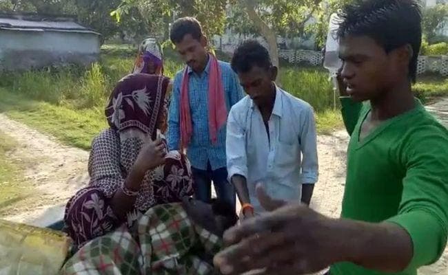 VIDEO में देखिए, बिहार में सामान ढोने वाले ठेले पर चलता है सरकारी अस्पताल का इलाज