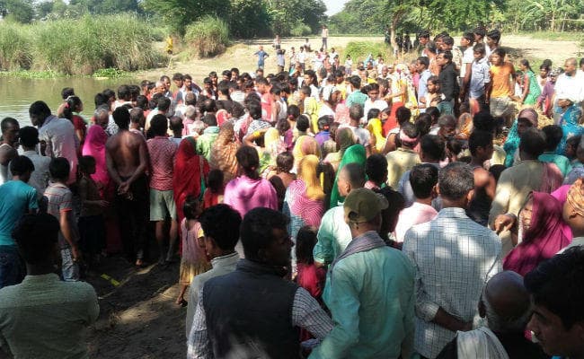 बागमती नदी में नाव पलटने से दो दर्जन डूबे, तीन महिलाओं की मौत, वीडियो