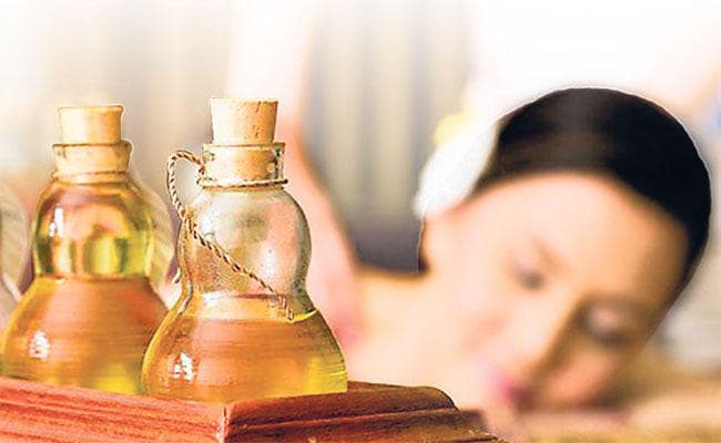 चमकेगी त्वचा अरोमैटिक एसेंशियल ऑयल से