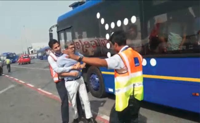 VIRAL VIDEO : आर्इजीआर्इ एयरपोर्ट पर इंडिगो के कर्मचारियों ने की पैसेंजर से की दादागिरी, किये जायेंगे टर्मिनेट