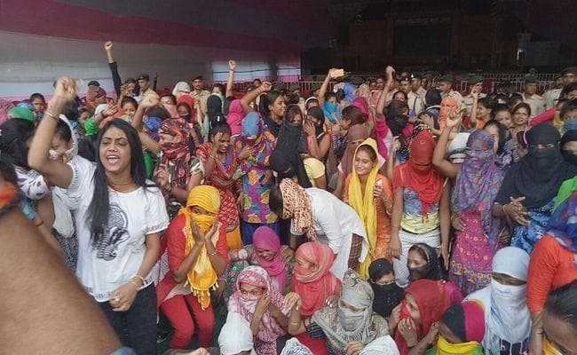 VIDEO में देखिए, डांसरों के विरोध से झुका प्रशासन, सोनपुर मेले में अब गुलजार होगा थियेटर