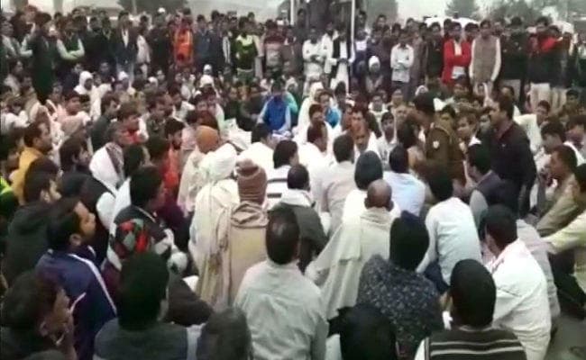 नोएडा में भाजपा नेता के परिजन ने चौराहे पर शव रख कर किया प्रदर्शन, वाहनों की लगी चार किमी लंबी कतार