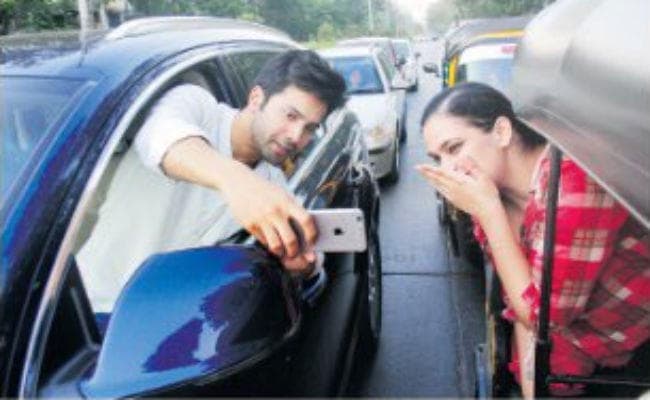वरुण धवन को बीच सड़क पर सेल्‍फी लेना पड़ा महंगा, मुंबई पुलिस ने लगाई फटकार, चालान भेजा