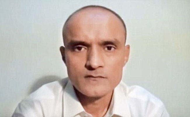 भारत ने कहा, कुलभूषण की पत्नी आैर मां की सुरक्षा का भरोसा दे पाकिस्तान, तभी भेजेंगे