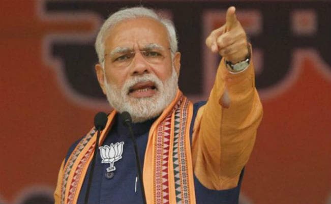 गुजरात के चुनावी रण में उतरे नरेंद्र मोदी अब सेट करने लगे हैं चुनाव एजेंडा, राहुल के लिए बने चुनौती