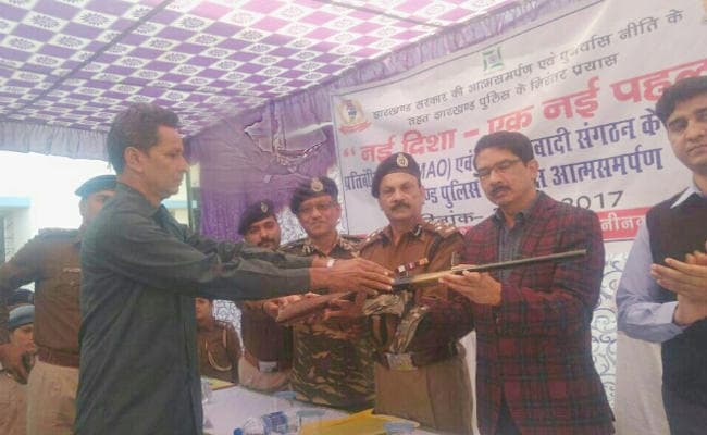 Jharkhand : नक्सलियों को लगा बड़ा झटका, पलामू में 10 लाख के इनामी माओवादी समेत 2 ने किया सरेंडर