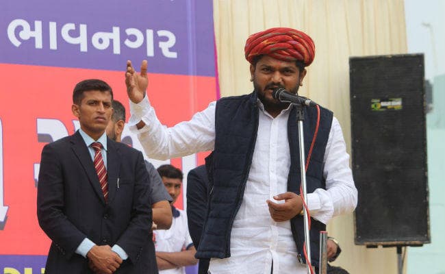 मोरारी बापू की कथा में जाने से रोका गया, तो बोले हार्दिक पटेल - धर्म पर आचार संहिता, राम-राम!