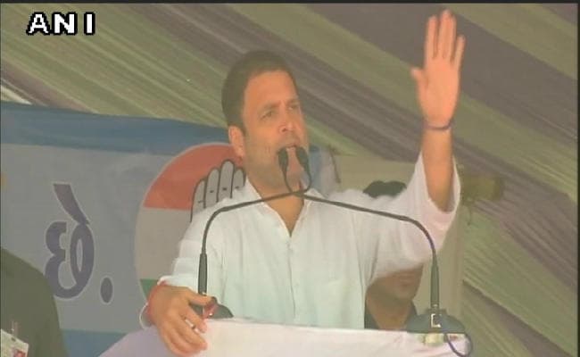 बनासाकांठा में राहुल गांधी ने मोदी पर बोला हमला, उठाया टाटा व अदानी का मुद्दा