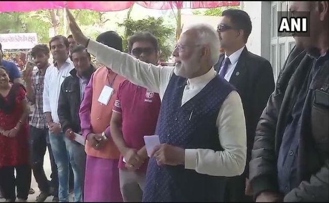 पीएम मोदी ने लाइन में लगकर डाला वोट, एयरपोर्ट से लेकर पोलिंग बूथ तक की यह 10 खास बातें आप भी जानें