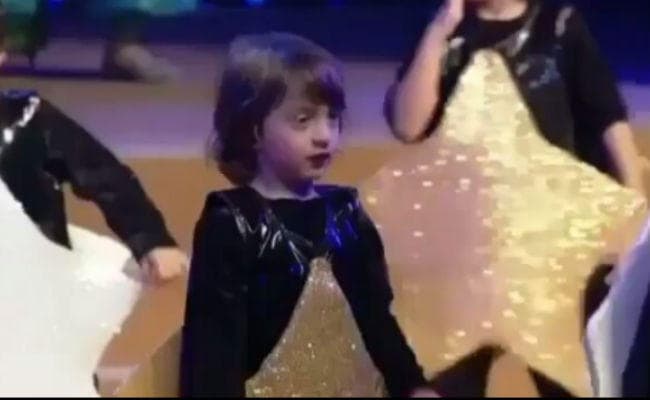 Viral Video: एनुअल डे पर पापा शाहरुख के गाने पर जमकर थिरके अबराम, ये भी दिखे