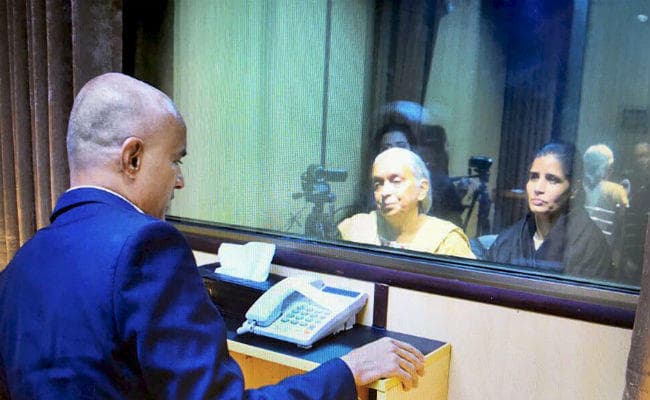 ना ”पाक”हरकत: कुलभूषण के सामने शीशे की दीवार, न मां गले लगा सकी, न ही पत्नी दर्द बांट पायी