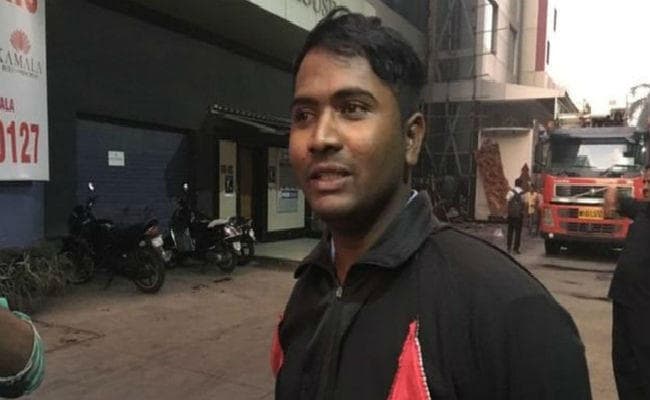 मुंबई आग हादसा : अपनी जान की परवाह किये बिना ''रक्षक'' ने बचायी 100 की जान