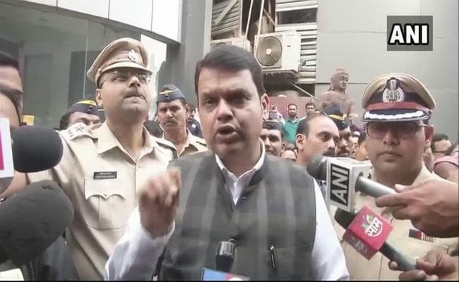 कमला मिल्स हादसा में 14 की मौत, पांच अफसर सस्पेंड,  मौके पर पहुंचे फडणवीस