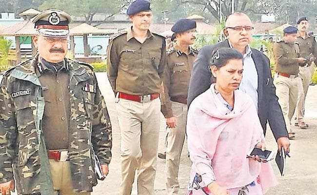 CM रघुवर दास के कार्यक्रम में हंगामा मामला, सरायकेला डीसी व एसपी पर हो सकती है कार्रवाई