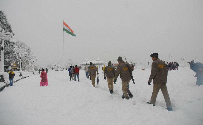 भारी बर्फबारी की वजह से कश्मीर का देश के शेष हिस्सों से टूटा संपर्क, लोग परेशान