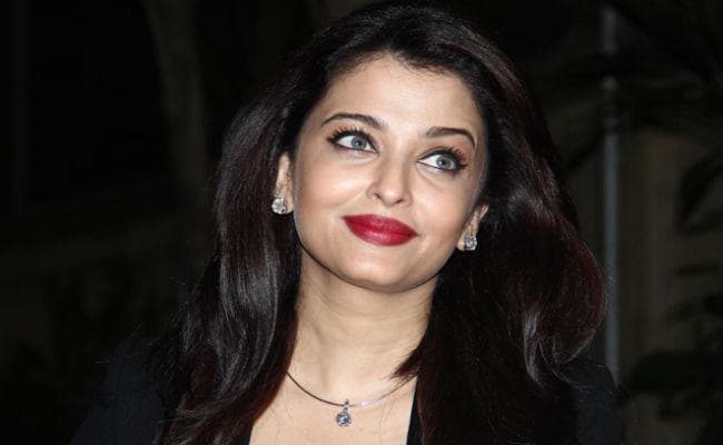 सोशल मीडिया पर खूब वायरल हो रही है ऐश्‍वर्या राय और जया बच्‍चन की ये तस्‍वीर...