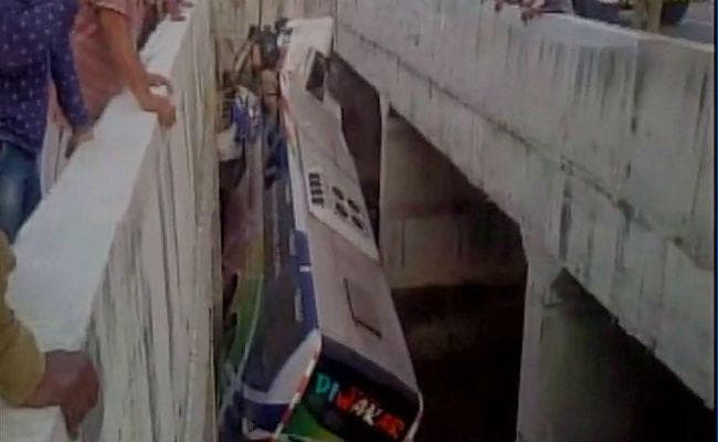 आंध्र प्रदेश: नहर में गिरी बस, 7 की मौत, 30 घायल