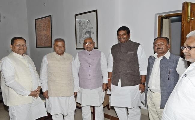 नीतीश कुमार के आवास पर जाकर मिले बीजेपी विधान पार्षद अवधेश नारायण