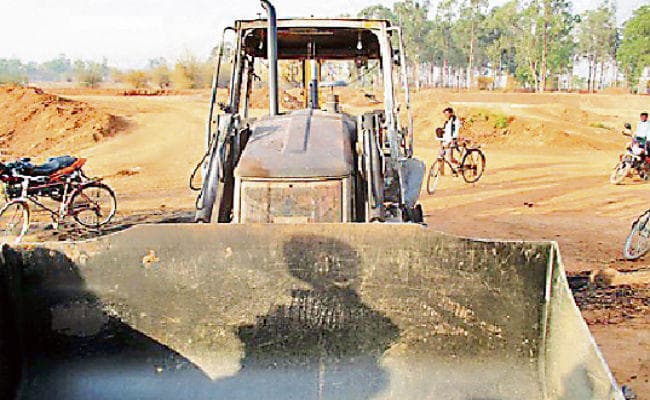 अपराधियों ने बिष्णुगढ़ में जेसीबी मशीन फूंकी