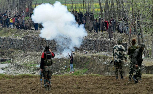 घाटी में पत्थरबाजी: पत्थरबाजों पर फायरिंग, तीन की मौत, 18 घायल