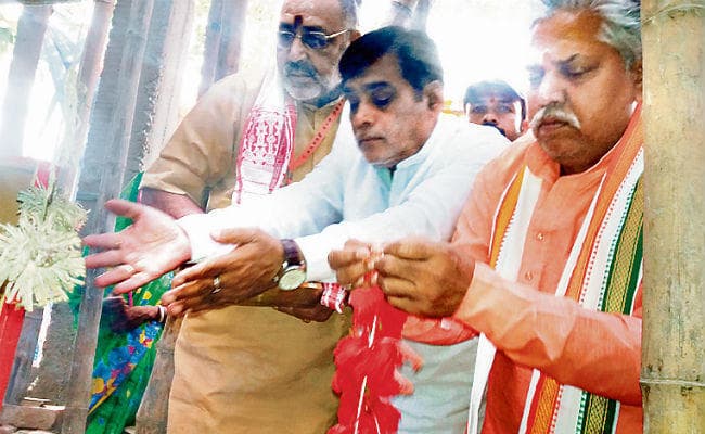 अल्पसंख्यक हिंदुओं पर अत्याचार बंद करे प्रशासन : गिरिराज