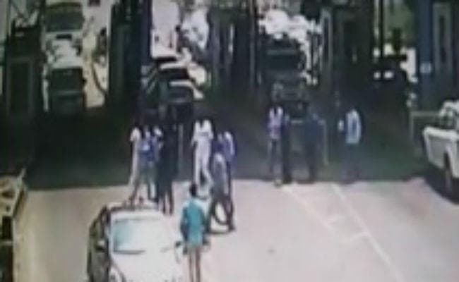 VIDEO: बसपा विधायक की दबंगई,  टोल टैक्स प्लाजा कर्मियों को दौड़ा-दौड़ाकर पीटा...