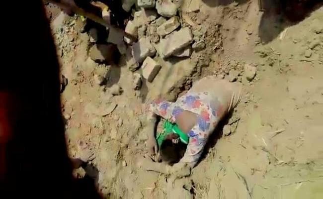 VIDEO : जब एक युवती को गांव के कुछ लोगों ने जिंदा दफन कर दिया