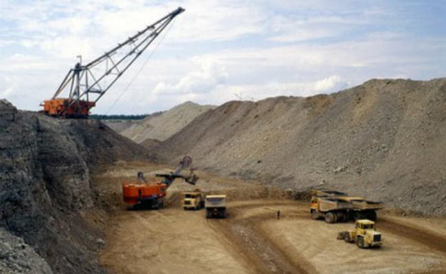 जादूगोड़ा नरवा माइंस के मजदूर हड़ताल पर, महिलाओं ने अधिकारियों को बनाया बंधक