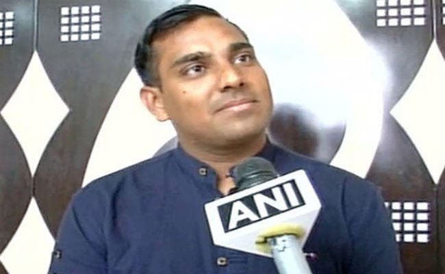 मोनार्क शर्मा यूएस आर्मी के एच-64ई कॉम्बेट फाइटर हेलीकॉप्टर यूनिट में शामिल