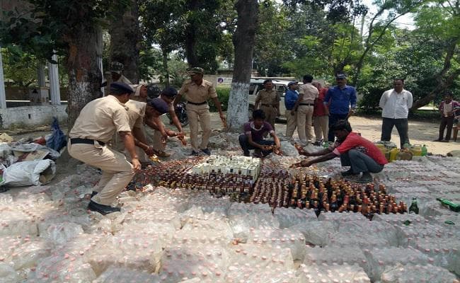 बिहार : सहरसा में छापेमारी के दौरान जब्त देशी-विदेशी शराब को किया गया नष्ट