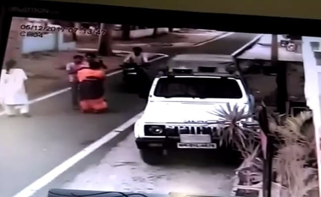 पटना में पूर्व मंत्री की पत्नी से हथियार के बल पर गले से छीनी सोने की चेन, देखें...VIDEO