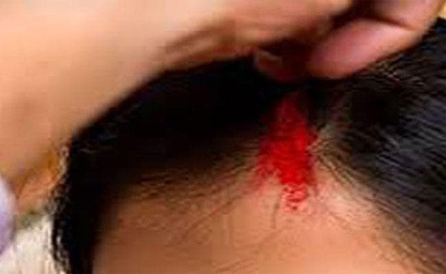शिक्षक ने छात्रा की मांग में भरा सिंदूर