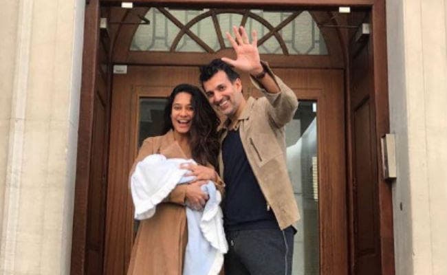 मां बनी ''क्‍वीन'' एक्‍ट्रेस लीजा हेडन, बेटे और पति संग शेयर की तसवीर