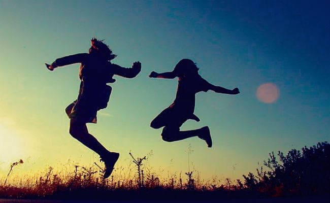 दूसरों को खुशी देना ही जीवन का लक्ष्य