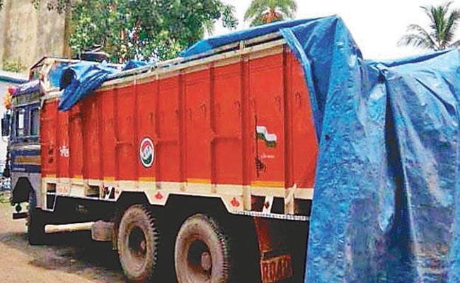 मोहम्मद बाजार इलाके में विस्फोटकों से भरे दो ट्रक जब्त