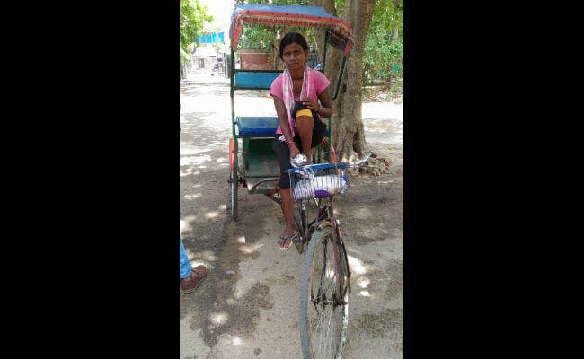VIRAL : रिक्‍शे पर बैठी इस महिला की तसवीर काफी कुछ बयां करती है