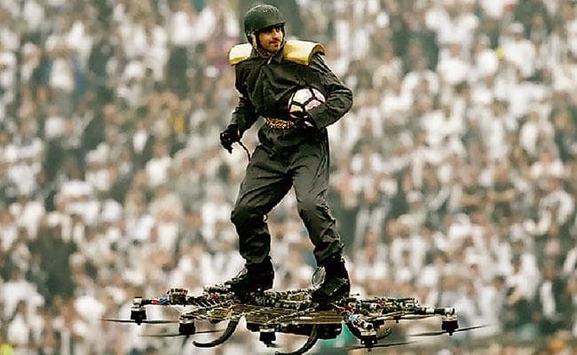 ...और जब उड़ कर रैफरी को बॉल देने पहुंचे टूर्नामेंट के एक अधिकारी