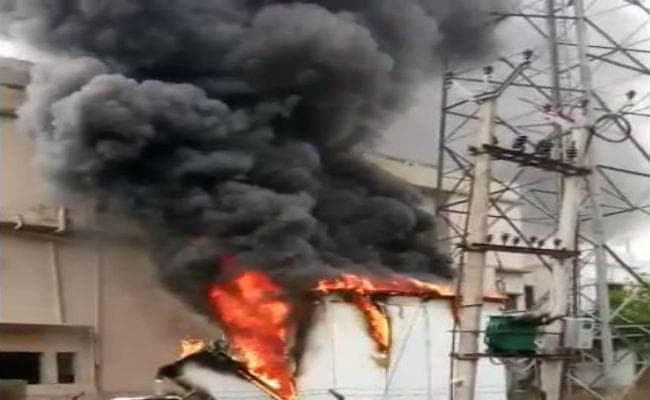 औरंगाबाद : मोबाइल टॉवर में अचानक लगी आग, लाखों का नुकसान, देखें... VIDEO