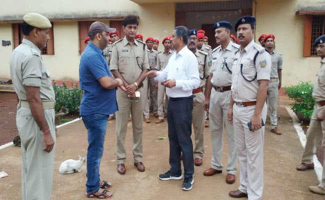 पाकुड के मंडल कारा में प्रशासन ने की औचक छापेमारी