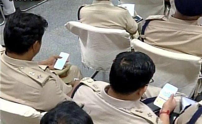 CM नीतीश के कार्यक्रम में गेम खेलने और इंटरनेट सर्फिंग में व्यस्त थे कई पुलिस अफसर