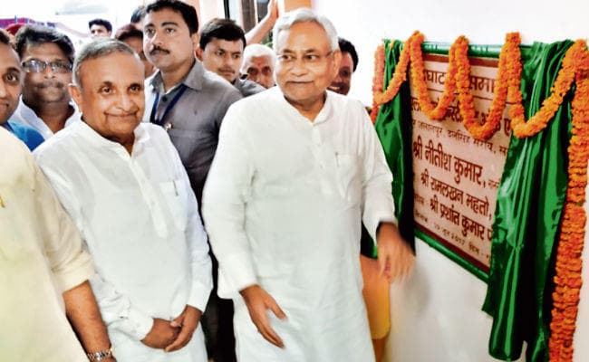 नीतीश ने कहा, जीएसटी के लांचिंग समारोह में सभी दलों को लेना चाहिए भाग, तो लालू ने कहा, राजद करेगा विरोध