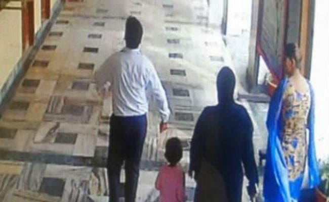 बसपा नेता याकूब कुरैशी की बेटी की ''दबंगई'', चाबुक लेकर पहुंची स्कूल और छात्राओं को जमकर पीटा