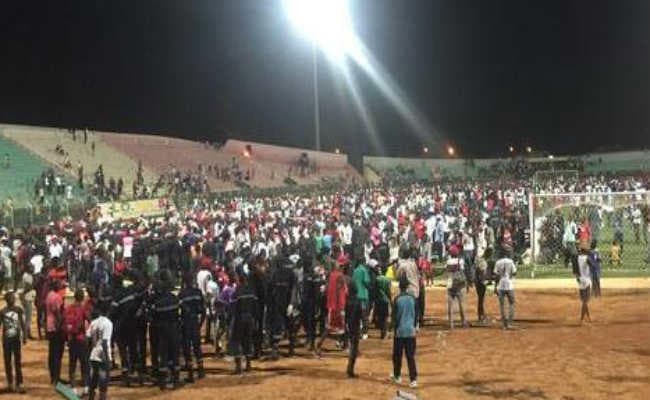 फुटबॉल मैच दौरान आपस में भिड़े समर्थक, 8 की मौत, 49 गंभीर रुप से घायल