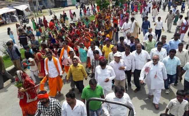 हजारीबाग के चौपारण में 1100 महिलाअों ने निकाली कलश यात्रा, सात दिवसीय श्रीमदभागवत कथा शुरू